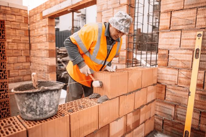 Profissional trabalhando em obra de alvenaria