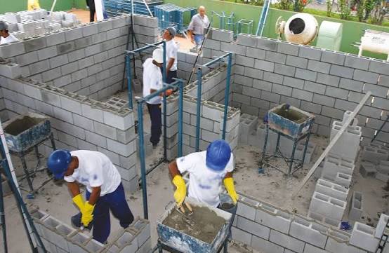 Serviço de alvenaria em andamento