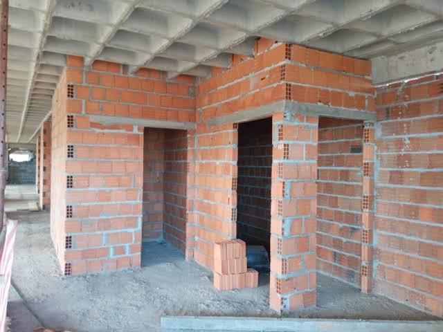 Equipe trabalhando em obra de alvenaria
